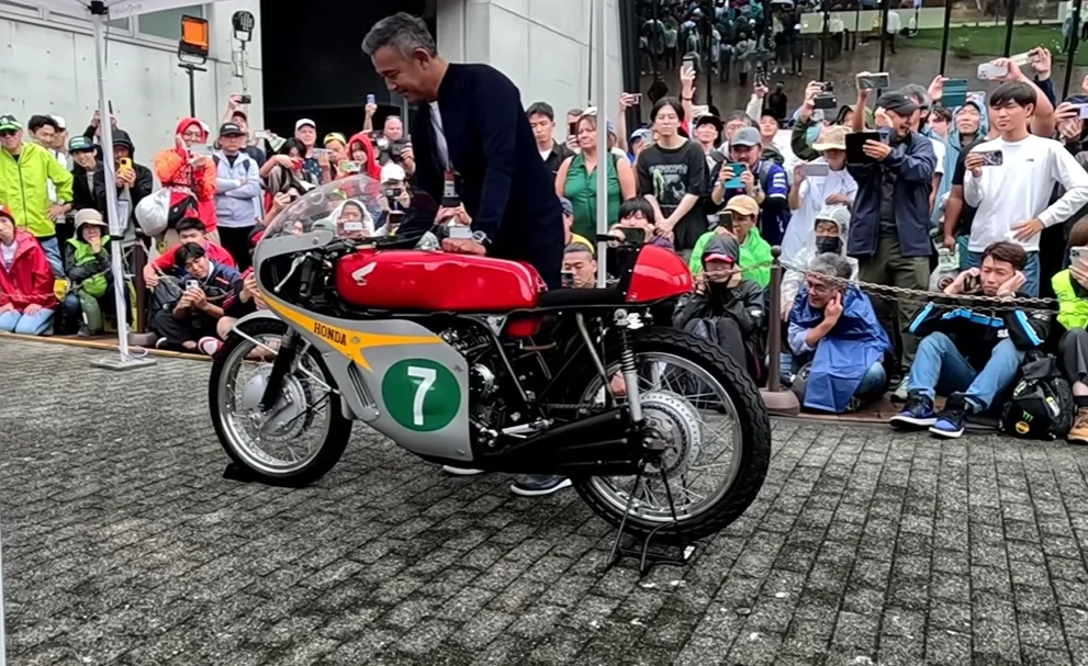 Honda built a 250cc 6-cylinder race bike that screams so loud at 18,000 rpm it has people cringing and covering their ears