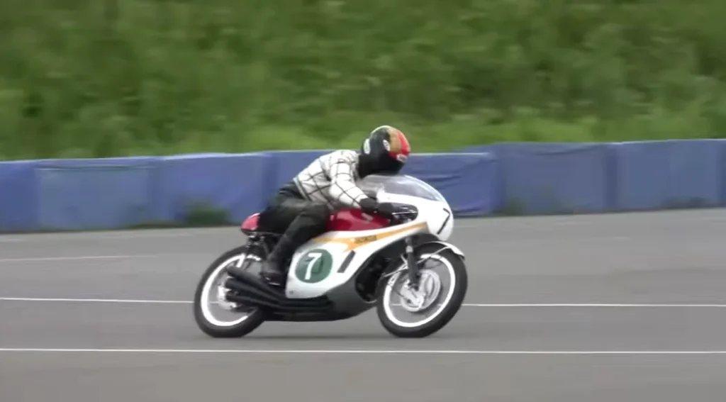 Honda built a 250cc 6-cylinder race bike that screams so loud at 18,000 rpm it has people cringing and covering their ears