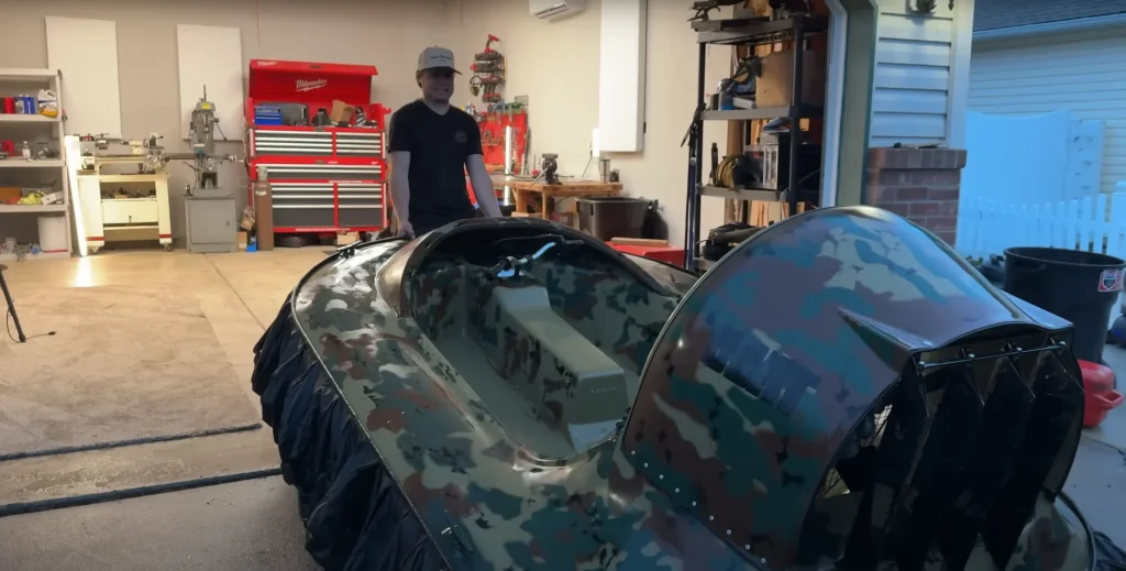 American discovers a wrecked 1989 hovercraft that's been abandoned 20 years and gets to work making it airborne again
