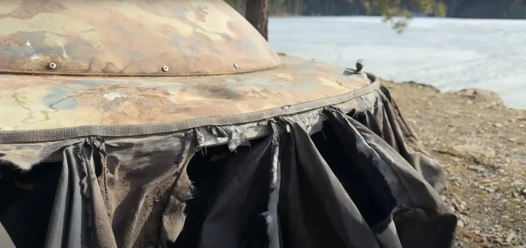 American discovers a wrecked 1989 hovercraft that's been abandoned 20 years and gets to work making it airborne again