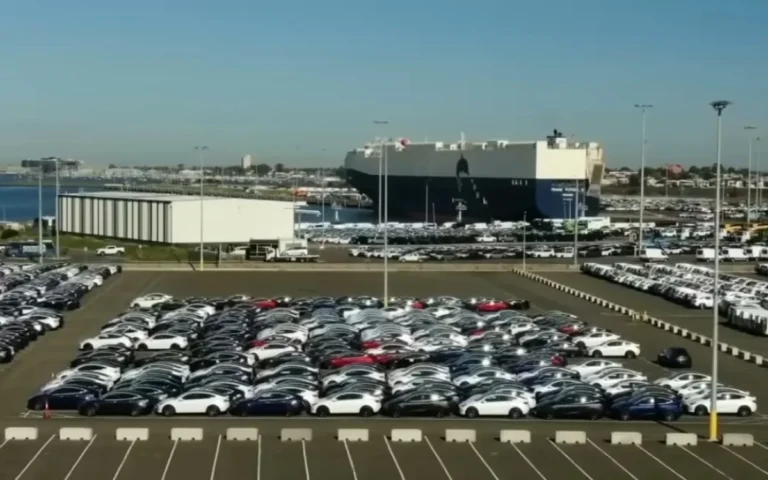 Hundreds-of-Tesla-EVs-sitting-at-a-port-in-Australia