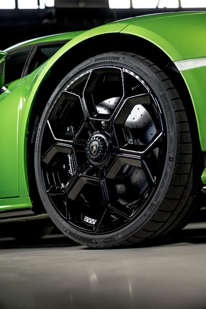 The wheels and brakes of the Lamborghini Huracán Tecnica