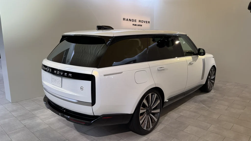 Range Rover SV Pearl Luster SUV unveiled and it's a 1-of-1 model with very luxurious details and styling all over it