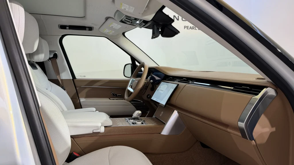 Range Rover SV Pearl Luster SUV unveiled and it's a 1-of-1 model with very luxurious details and styling all over it