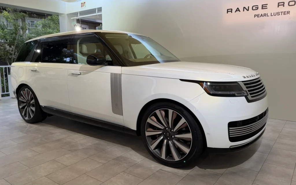 Range Rover SV Pearl Luster unveiled and it's a 1-of-1 model with very luxurious details and styling all over it