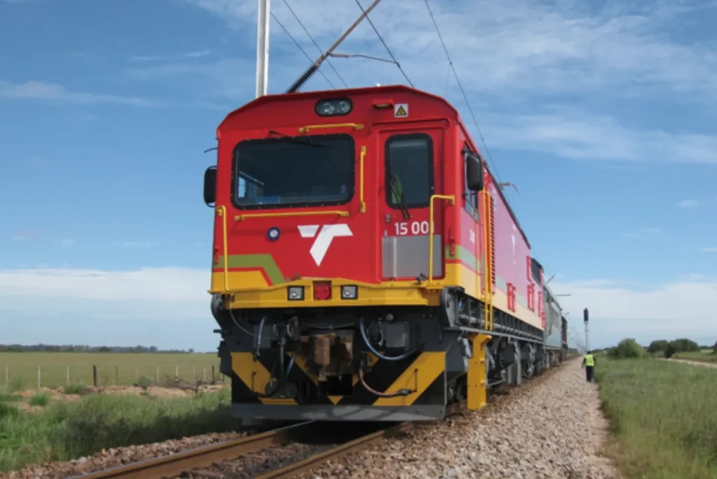 There's a new world's longest train and it stretches 4.7 miles long with 696 cars but it has a catch
