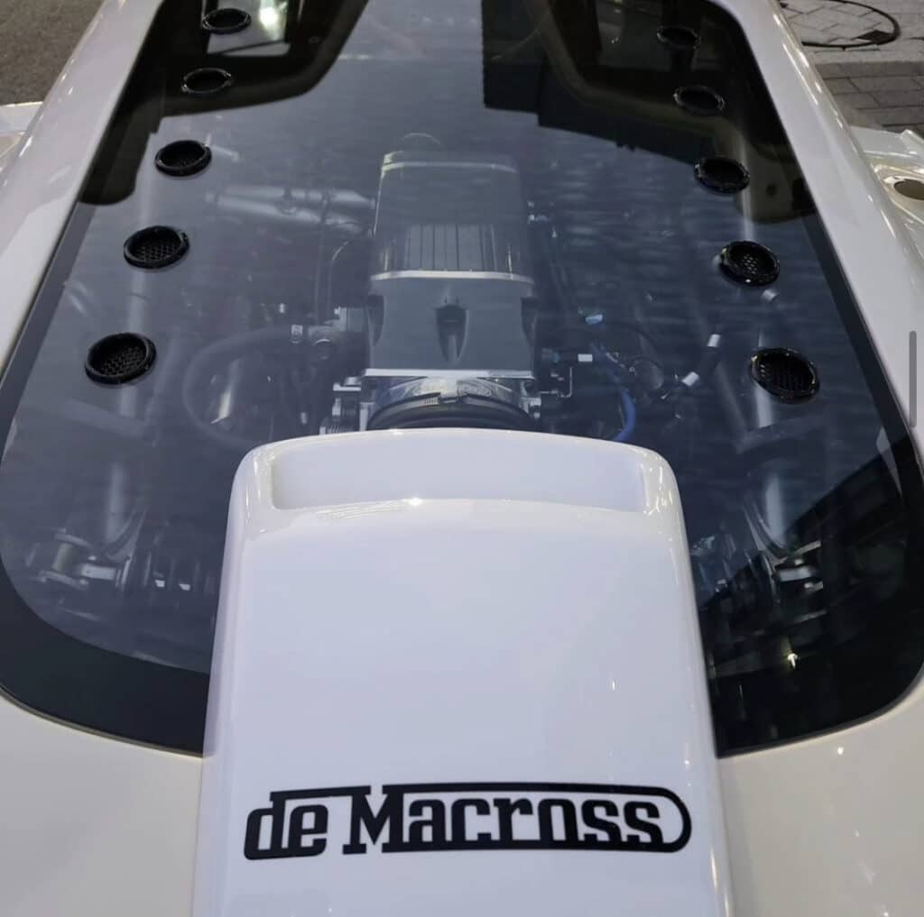 De Macross supercar engine cover