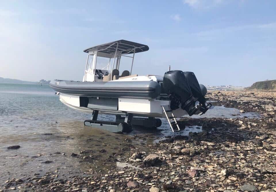 Iguana yachts amphibious boat drives across rocks on the beach