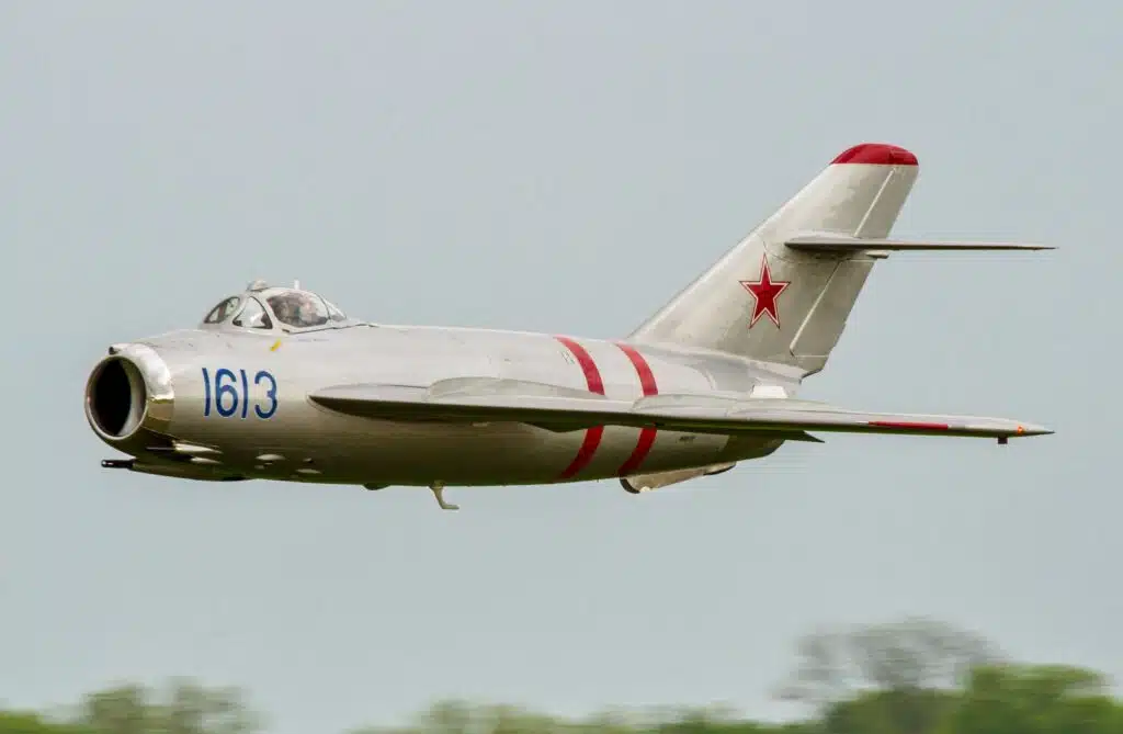 Incredible footage of MiG-17 flying over Florida beach