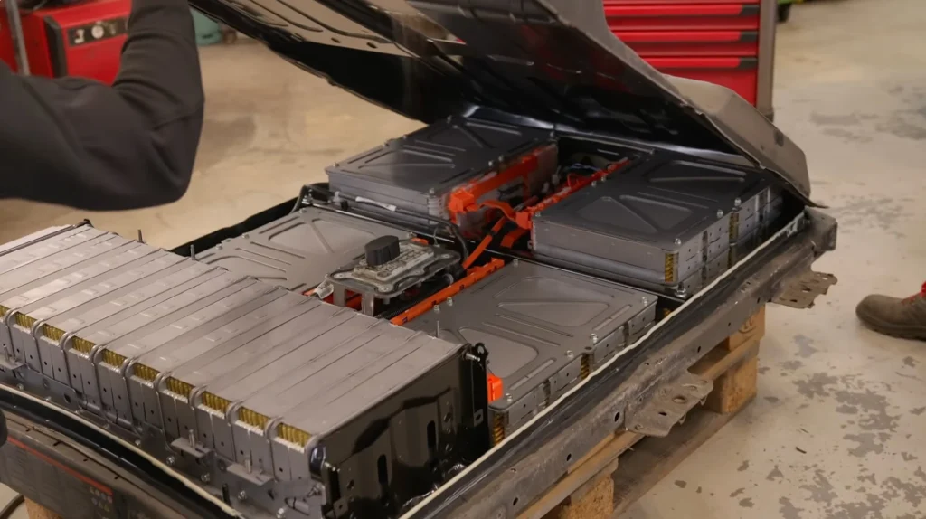 Instead of selling his old 2016 Nissan LEAF, this YouTuber decided to change the battery to breathe new life into it