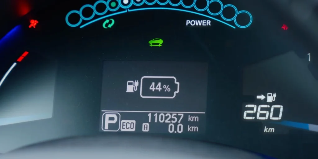 Instead of selling his old 2016 Nissan LEAF, this YouTuber decided to change the battery to breathe new life into it