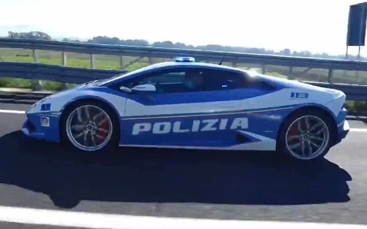 Italian Police drive a Lamborghini Huracan