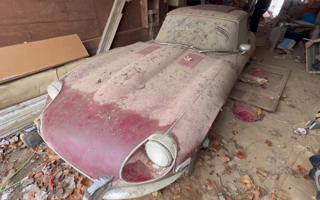After slogging for five hours in the Ohio snow, WD Detailing rescued a Jaguar E-Type V12 after 30 years, and received a lovely letter from the owner’s daughter