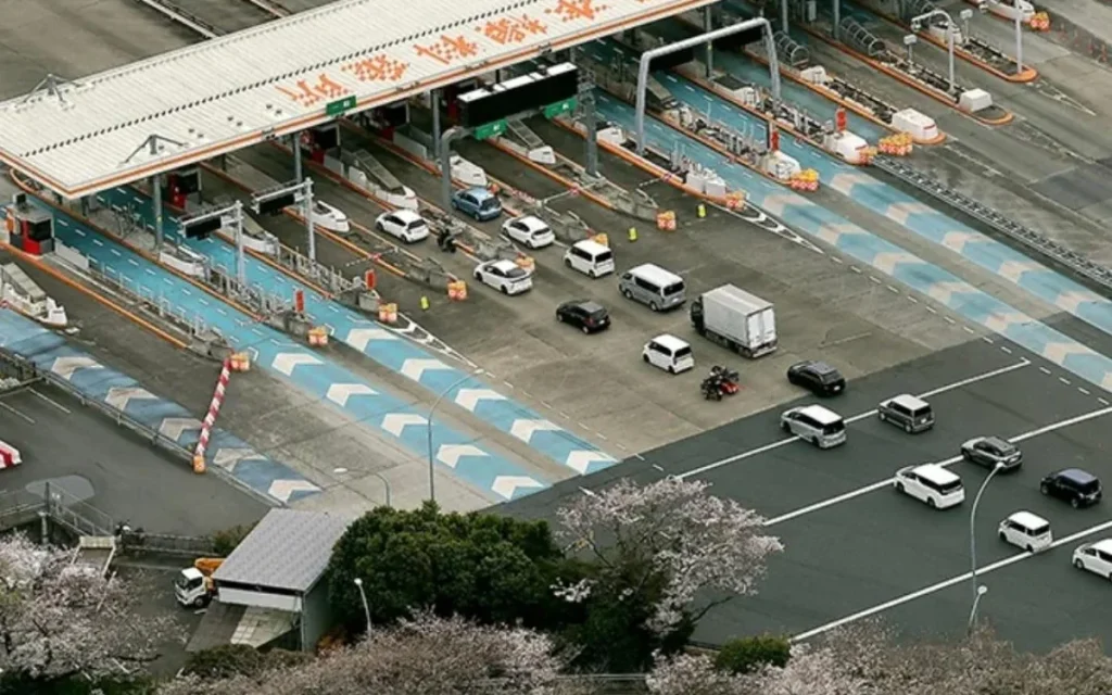 Japan's toll system went down for more than 38 hours last year, yet more than 24,000 drivers offered to pay their tolls