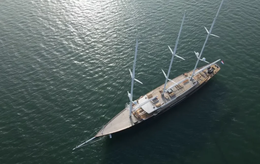 Jeff Bezos arrived in Costa Rica with a private jet, helicopter and a $500,000,000 yacht but the marina was too small to fit it