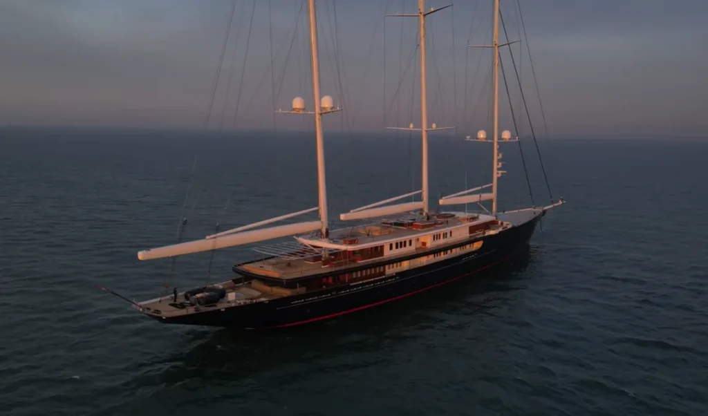 Jeff Bezos arrived in Costa Rica with a private jet, helicopter and a $500,000,000 yacht but the marina was too small to fit it