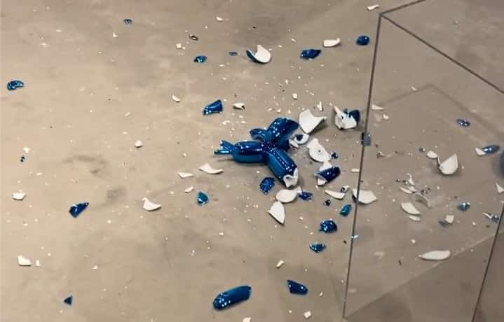 Jeff Koons balloon dog broken