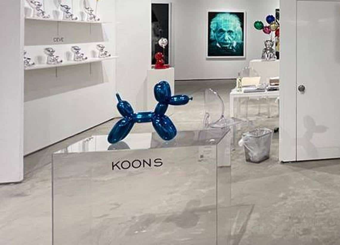 Jeff Koons balloon dog blue