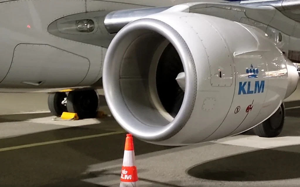 Passenger freaks out over engine noise on plane