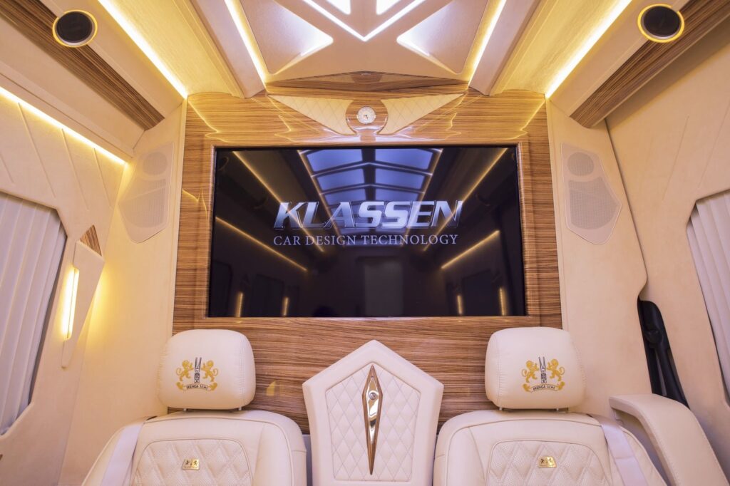 Klassen Mercedes van, seats and TV