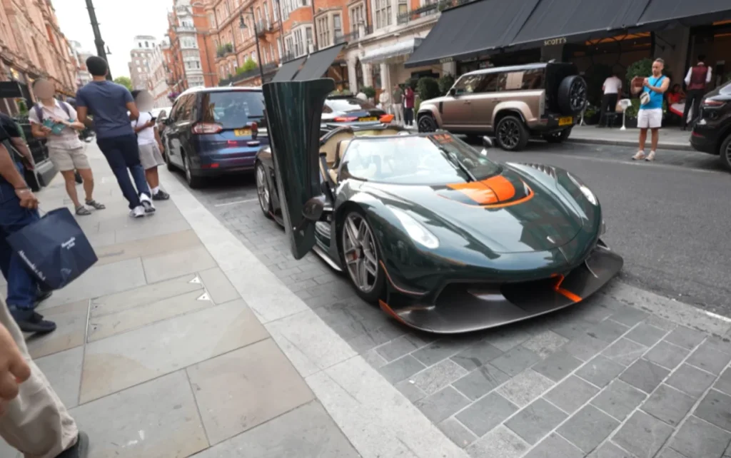 Man wanted to see how people would react if he drove a Koenigsegg Jesko through regular London streets so he puts his money where his mouth is