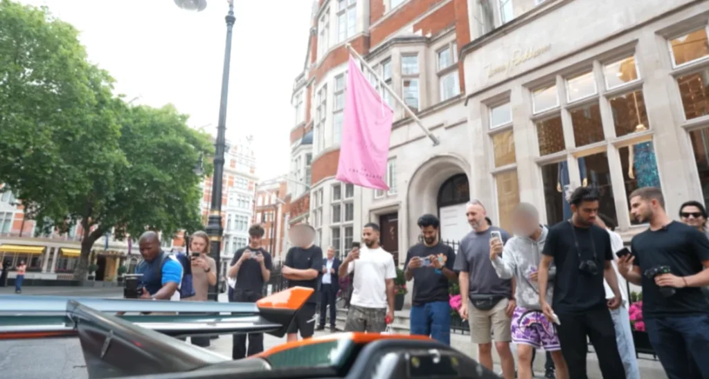 Man wanted to see how people would react if he drove a Koenigsegg Jesko through regular London streets so he puts his money where his mouth is