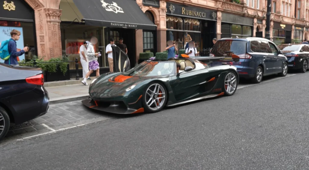 Man wanted to see how people would react if he drove a Koenigsegg Jesko through regular London streets so he puts his money where his mouth is