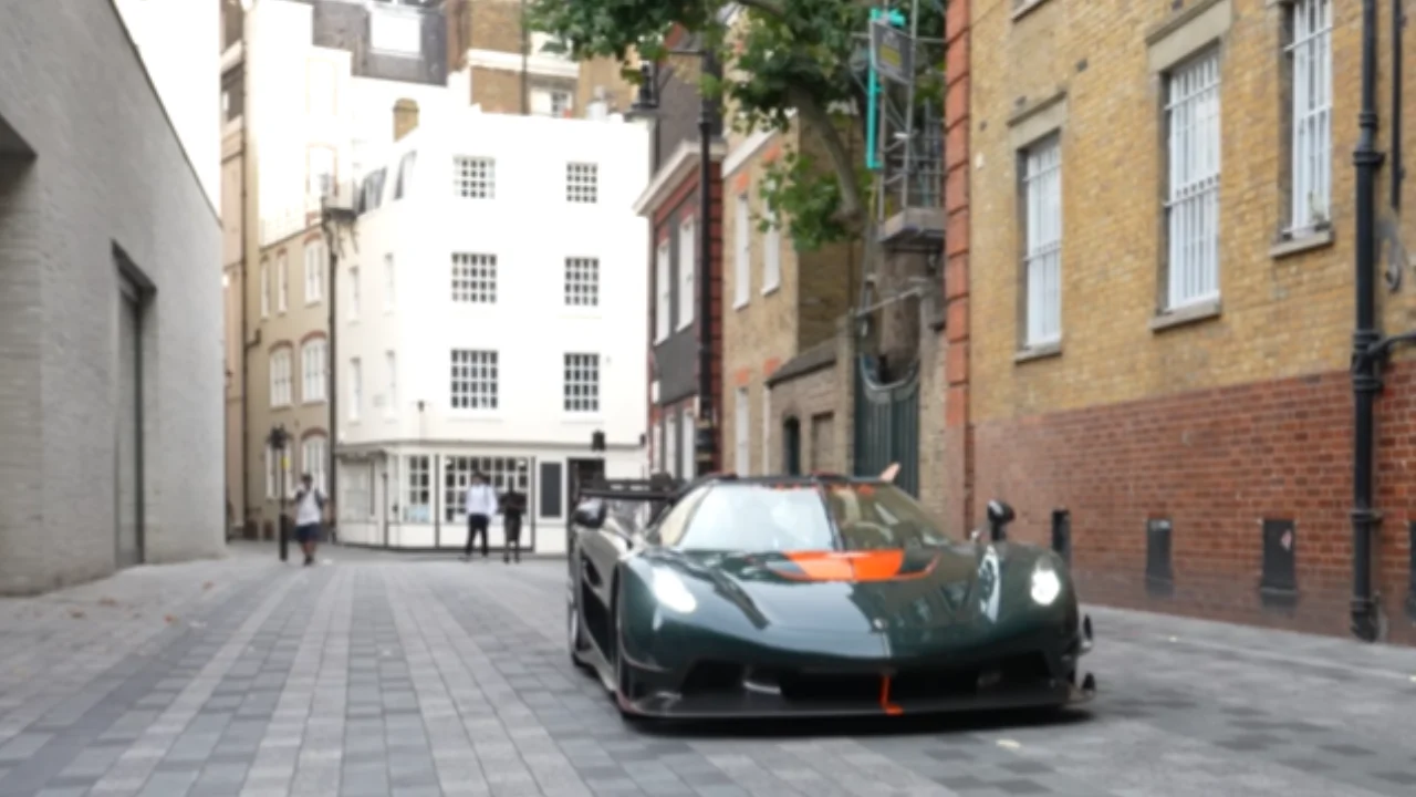 Man wanted to see how people would react if he drove a Koenigsegg Jesko through regular London streets so he puts his money where his mouth is