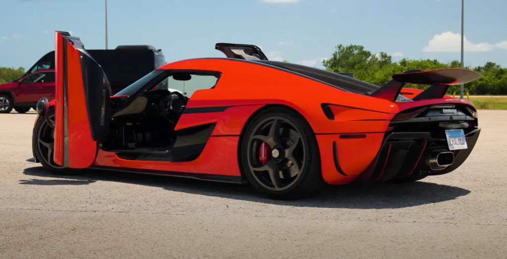 Koenigsegg Regera destroys Bugatti Chiron in a brutal drag race showdown. Hypercar race, quarter mile time, and EV vs ICE comparisons included