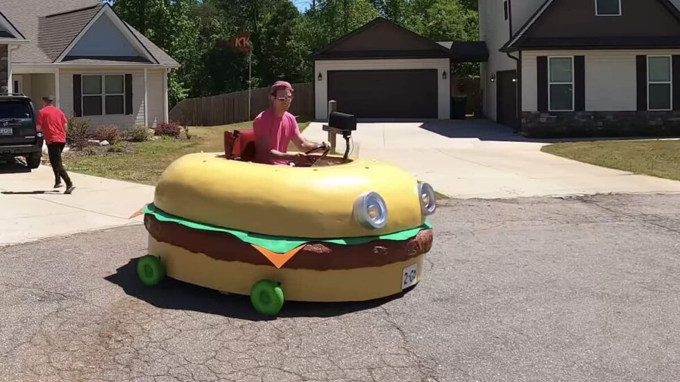 Guy gets pulled over by cops in homemade SpongeBob SquarePants car ...