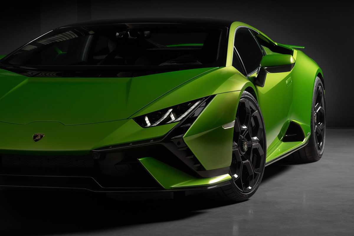 The aggressive front end of the Huracán Tecnica