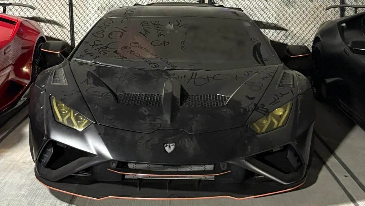 People heartbroken at Lamborghini Huracán EVO sat abandoned in a Florida garage