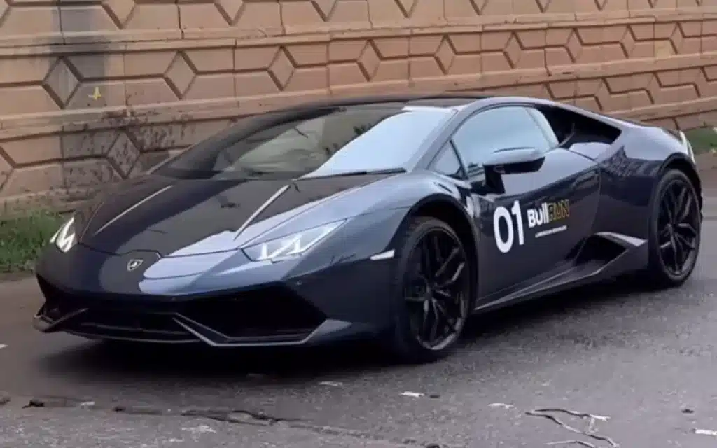 Lamborghini-Huracán-driving-on-rough-roads-sparks-debate