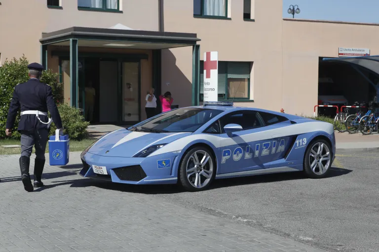 Italy's police just got a new 907HP Lamborghini Temerario and this is why they keep getting given Lambos