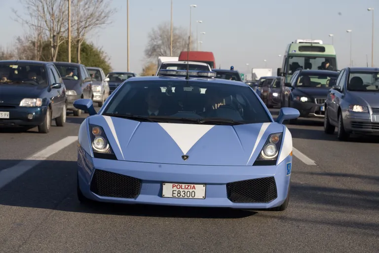 Italy's police just got a new 907HP Lamborghini Temerario and this is why they keep getting given Lambos