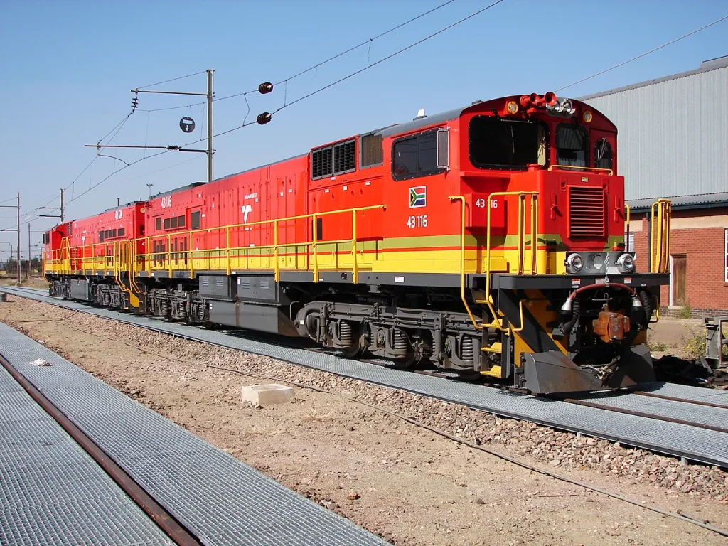 There's a new world's longest train and it stretches 4.7 miles long with 696 cars but it has a catch