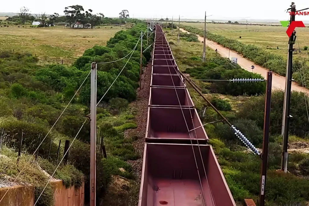 There's a new world's longest train and it stretches 4.7 miles long with 696 cars but it has a catch