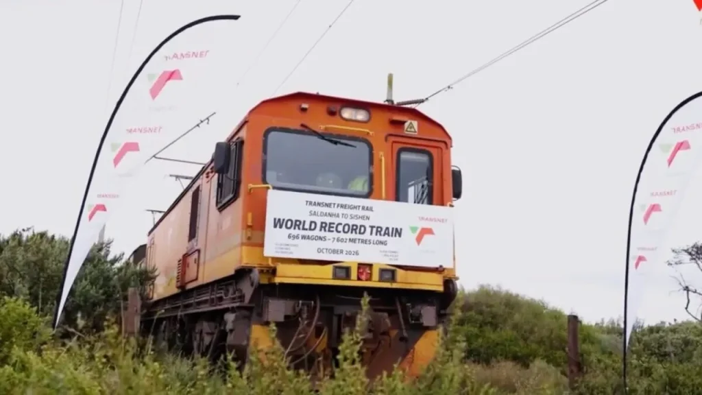 There's a new world's longest train and it stretches 4.7 miles long with 696 cars but it has a catch