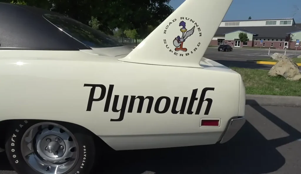 Adesivo Looney Tunes no Plymouth Superbird