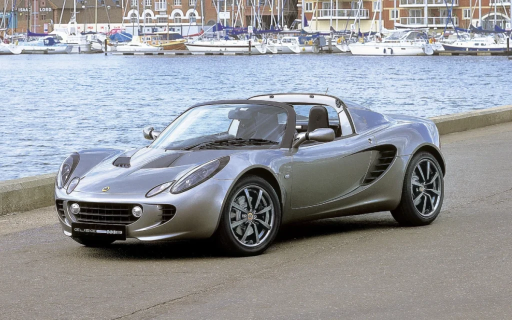 If you ever doubted human ingenuity, you should check out this Lotus Elise carrying a Christmas tree like it’s the most normal thing in the world. 