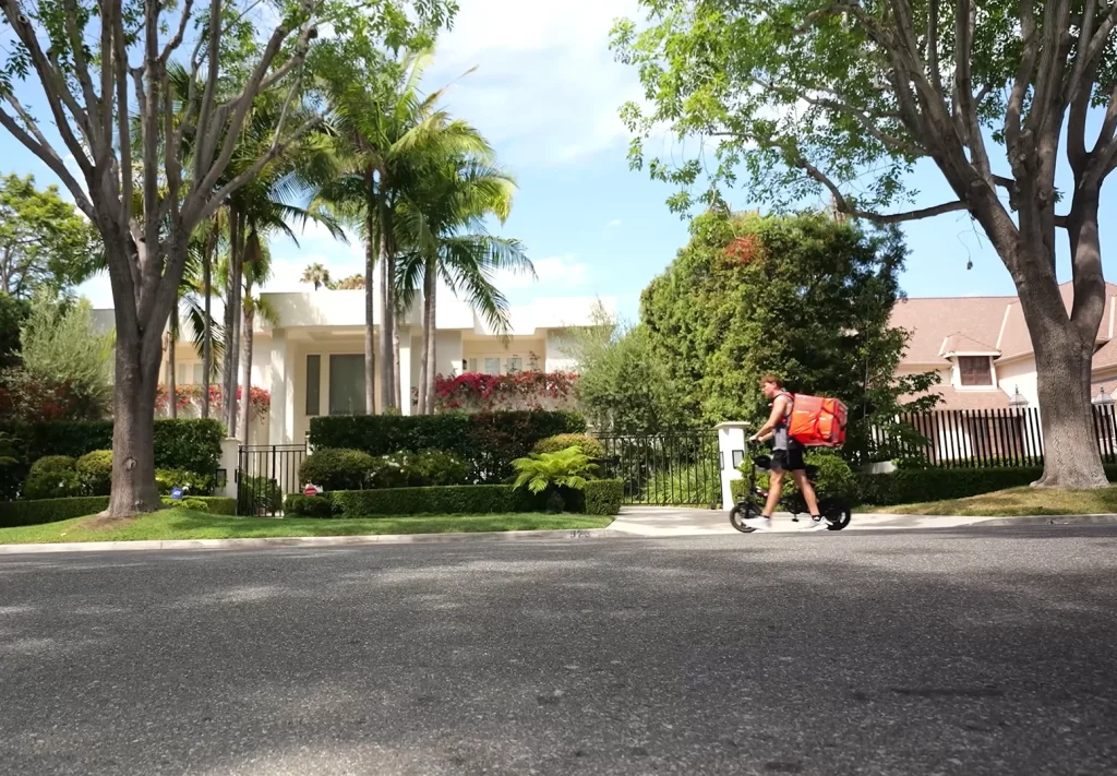 Man DoorDashes in America's richest neighborhood and sets a high target for tips to see if he can make it in one night