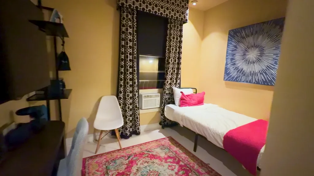 Man DoorDashes in America's richest neighborhood and sets a high target for tips to see if he can make it in one night