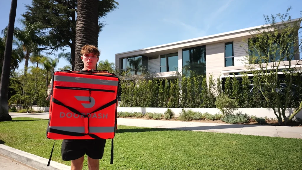Man DoorDashes in America's richest neighborhood and sets a high target for tips to see if he can make it in one night