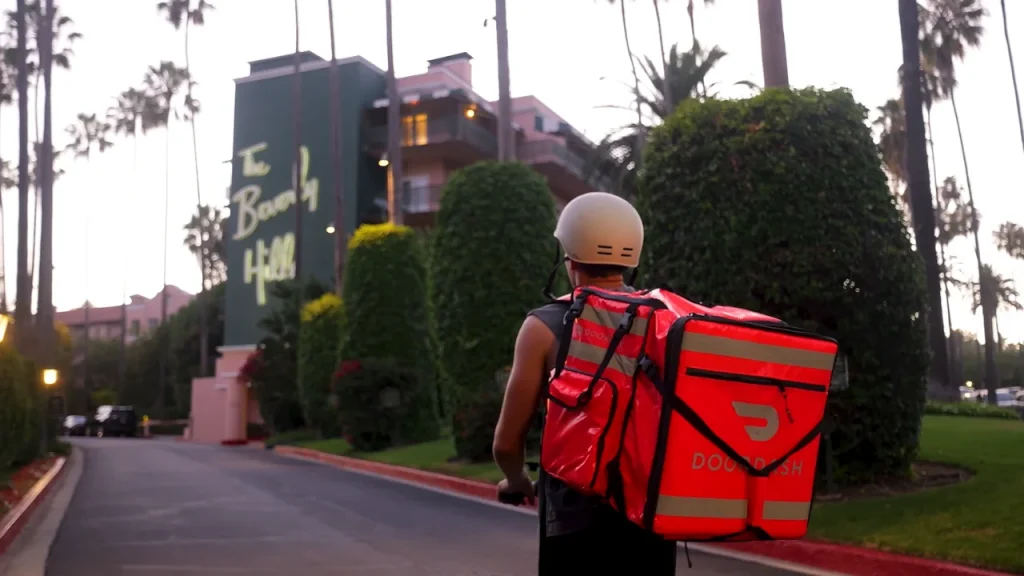 Man DoorDashes in America's richest neighborhood and sets a high target for tips to see if he can make it in one night