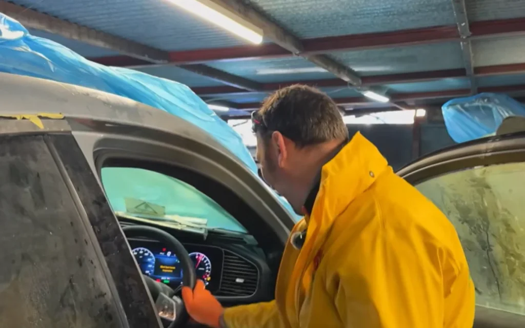 Men find auction $40,075 Mercedes GLE that's been dead for 4 months to see if they can revive it after others have failed