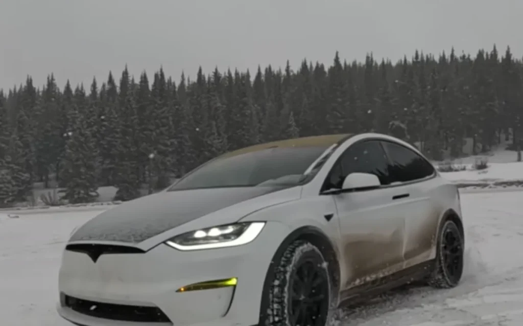 Oregon man who put his own DIY solar panels on his Tesla Model X tests how much range he can get during a snowstorm