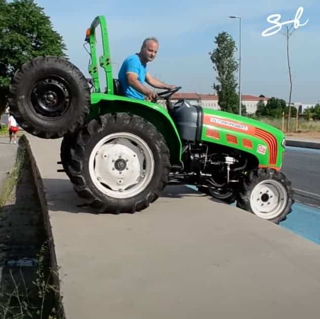 Makrobat 6-wheel tractor