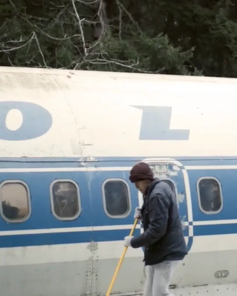 Man who turned Boeing 727-200 into his home gives a tour of creation