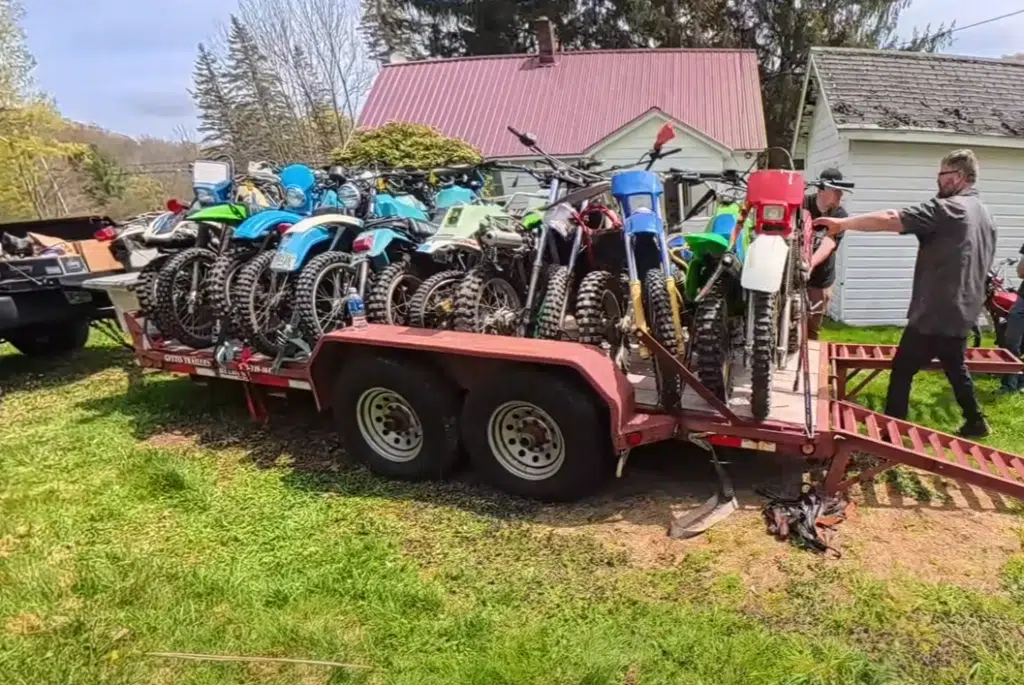 Mechanic bought trailer of 16 motorbikes for $5K and began a dirt bike revival filled with engine troubleshooting in a chaotic YouTube garage challenge