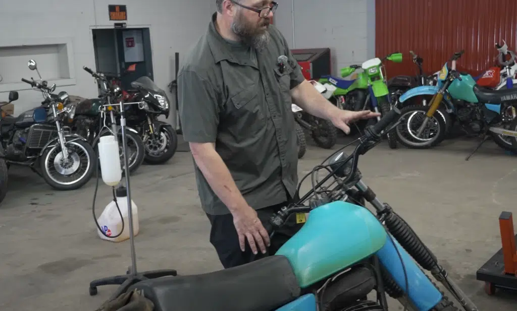 Mechanic bought trailer of 16 motorbikes for $5K and began a dirt bike revival filled with engine troubleshooting in a chaotic YouTube garage challenge